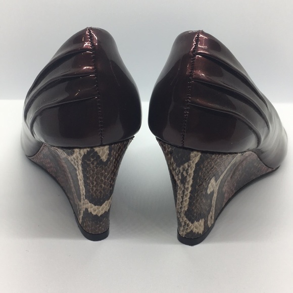 NWOT! Bandolino Burgundy Snakeskin Wedges - Picture 5 of 8